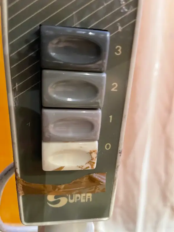 Two Ventilateur fans. in Indoor Lighting & Fans in City of Montréal - Image 3