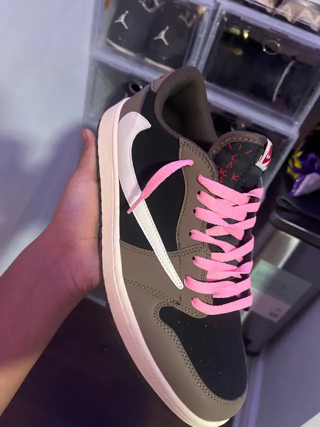 NIKE AIR JORDAN 1 LOW X TRAVIS SCOTT CACTUS JACK in Men's Shoes in Oshawa / Durham Region - Image 2