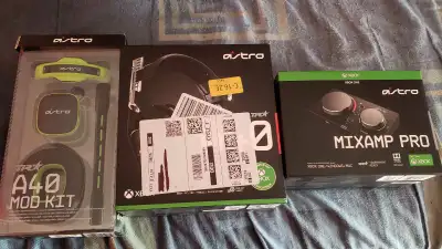 Used like new Paint chiped on headband Comes with headset,mod kit and mixamp pro Xbox one and pc