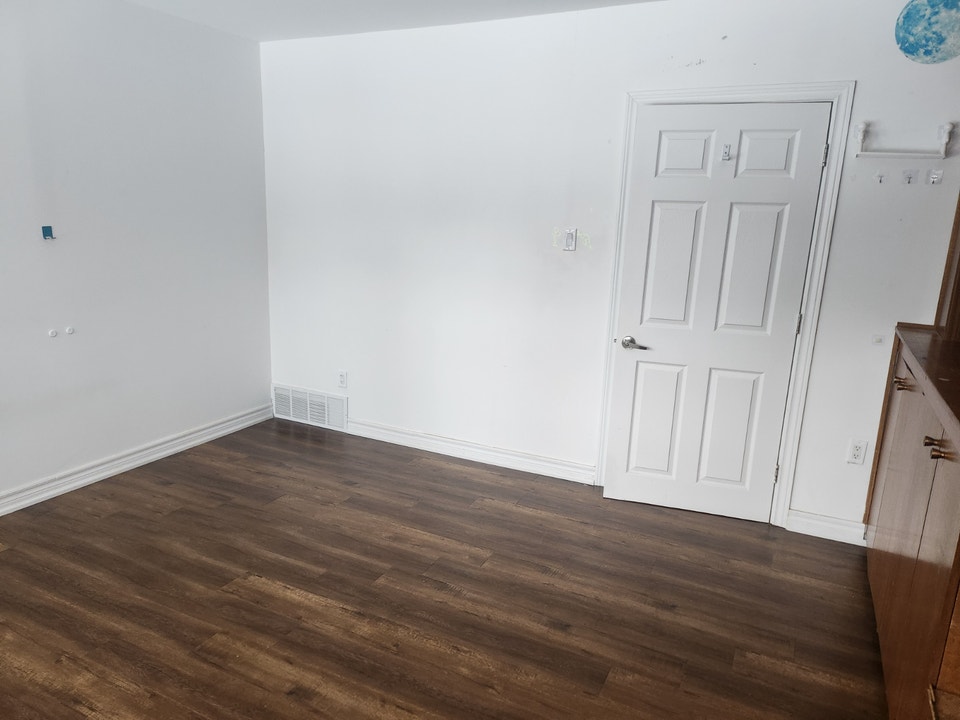 One bedroom with private washroom and separate entrance - LT 4