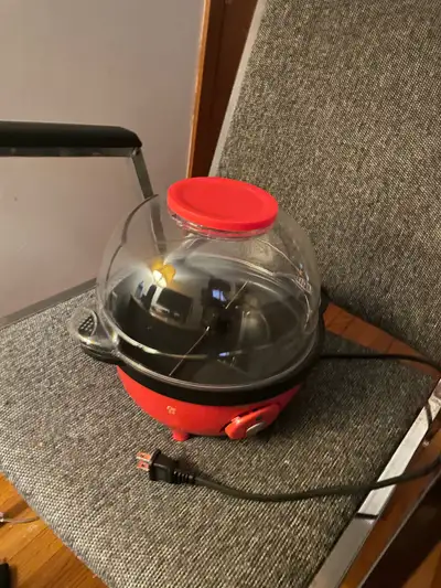 Get ready to enjoy movie nights with this West Bend Stir Crazy popcorn machine! This used machine ma...