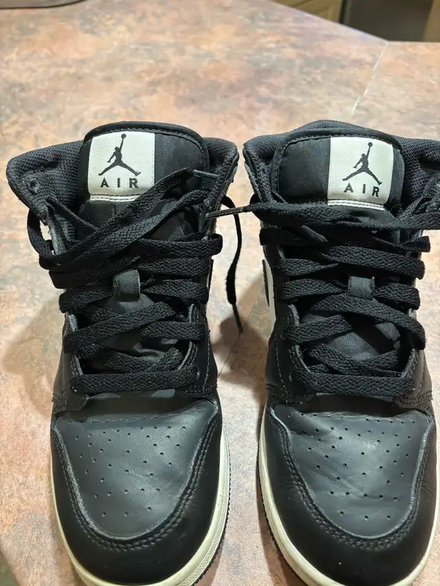 soulier Nike air Jordan gr:6.5 30$ in Basketball in Laval / North Shore - Image 4