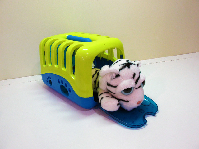 Cage de transport et son tigre au gros yeux...PELUCHE IMPECCABLE dans Jouets et jeux  à Sherbrooke