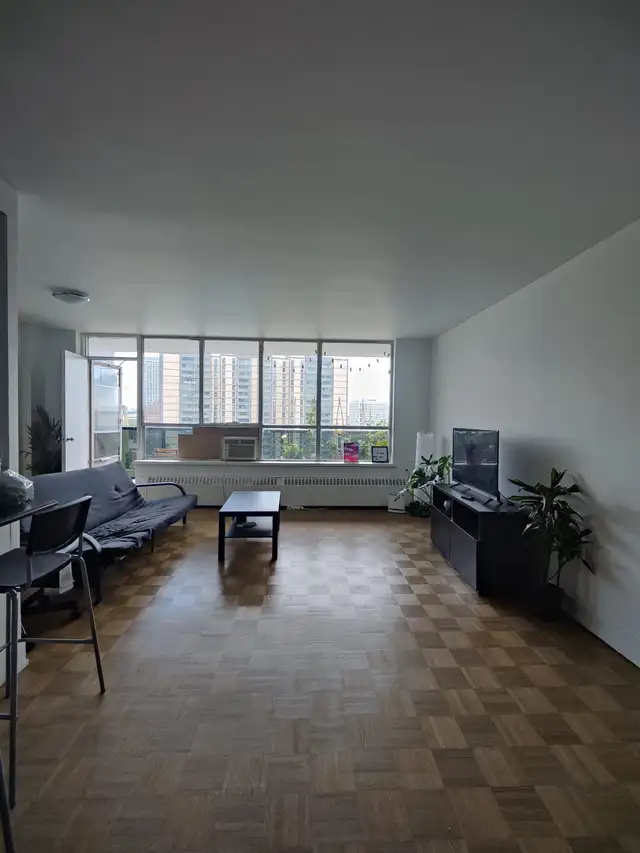 Room for rent in 3 bedroom apartment in Room Rentals & Roommates in City of Toronto - Image 3
