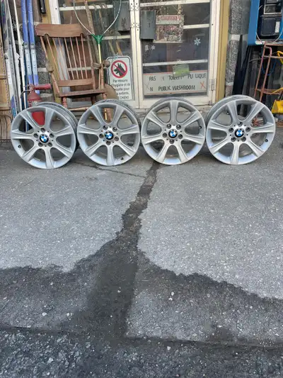 Mags en aluminium de 17 pouces BMW en bonne condition prix demandé 300.00 pour l’ensemble