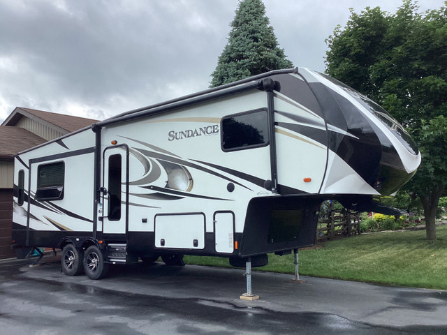 2018 sundance fifth wheel in Travel Trailers & Campers in Kawartha Lakes - Image 2