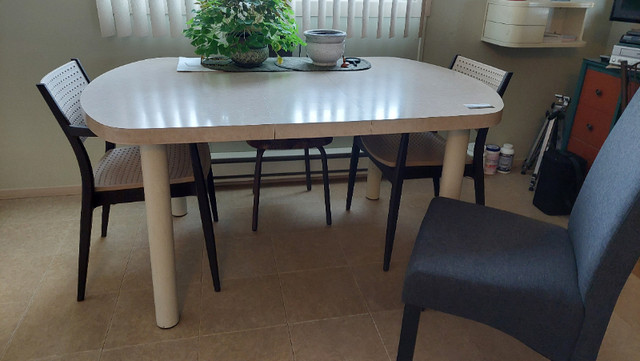 Table de cuisine 6 places dans Mobilier de salle à manger et cuisine  à Laval/Rive Nord - Image 2