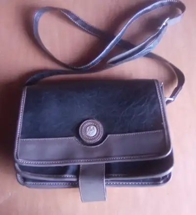 Authentique sac à main en cuir par Mouflon. Noir et beige. Solidement fabriqué en cuir épais, de nom...