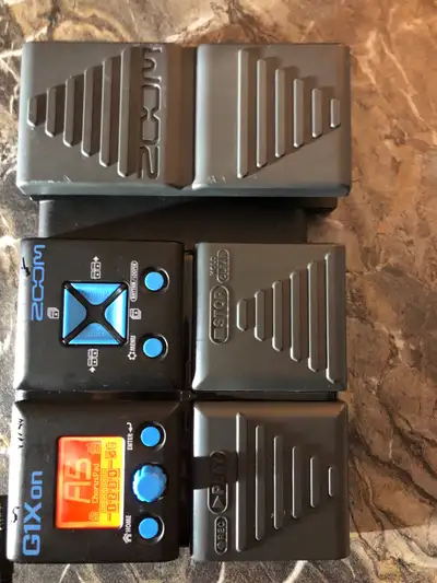 Zoom guitar bass and vocals processor effects rack footpedal with wah pedal and programmable drum ma...