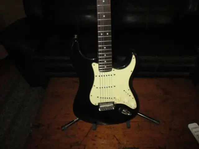 2011 Squier Standard Stratocaster in Guitars in Hamilton - Image 3