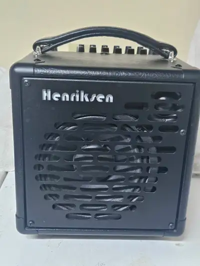 Henriksen Bud 6 amp and case, View more