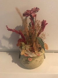 Vase with artificial flowers - vase avec fleurs artificiels 