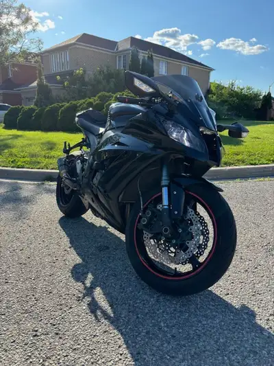 Hello, Mint bike. Tuned custom exhaust sounds like a dream. Tail tidy. Ohlins steering dampener. Fra...