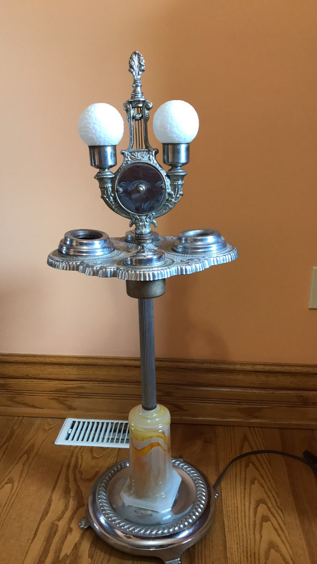 Fabulous Vintage Metalcraft Lighted Ashtray Stand in Arts & Collectibles in Norfolk County - Image 2