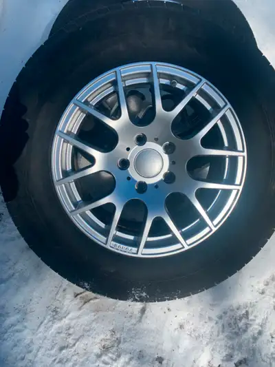 4 roues mag de 16” dia x 7.5” largeur bolt pattern de 5 x 120 Utilisées une été seulement. Elles son...