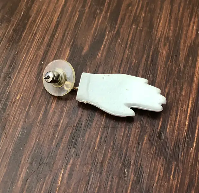 Single White Glove Earring Picasso Michael Jackson Frida Je in Arts & Collectibles in Calgary - Image 4