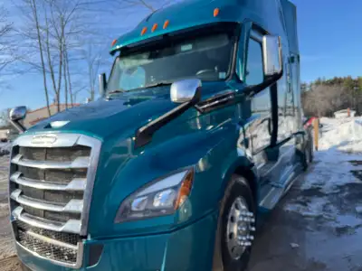 2022 Freightliner Cascadia 505hp DD15 13 speed manual transmission 778,000km Financing available O.A...