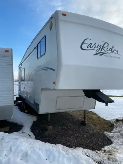 2006 Golden Falcon fifth wheel 28RK couples trailer with one slide. Cadillac model for the year made...