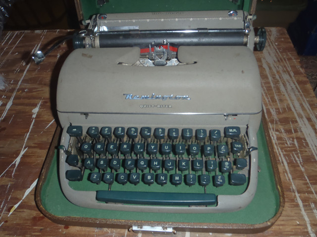 REMINGTON MANUAL TYPEWRITER WITH CASE in Arts & Collectibles in Leamington