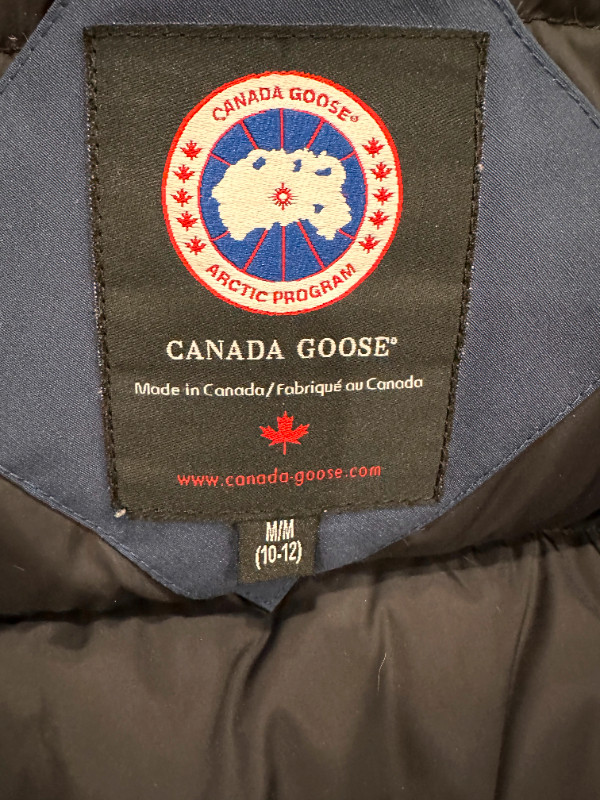 Canada Goose Logan youth parka medium 10-12 in Kids & Youth in City of Toronto - Image 3