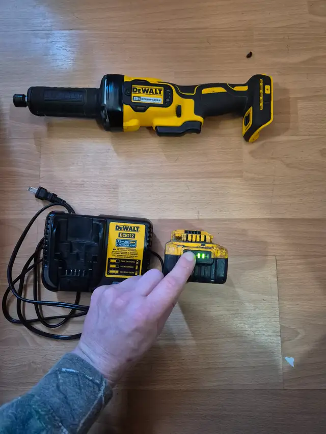 Cordless dewalt pencil/die grinder & battery in Other in St. Catharines - Image 3
