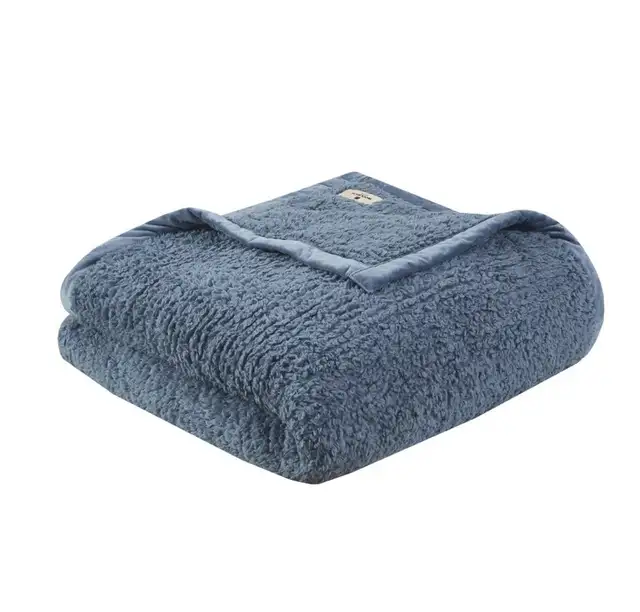 Woolrich Burlington Berber Blanket in Bedding in Ottawa - Image 2