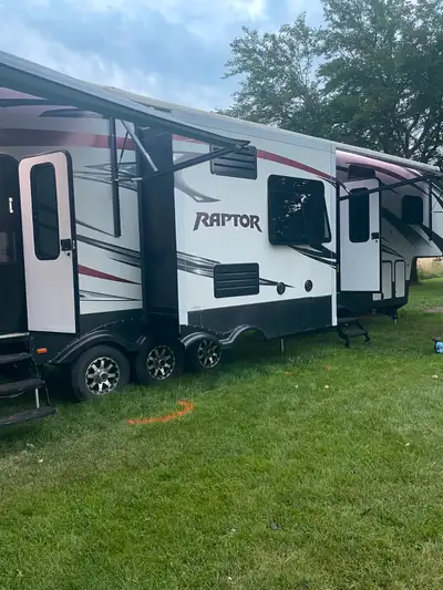 oy Hauler 2015 Keystone Raptor · Selling our 2015 42.5 foot Raptor Toy Hauler 5th Wheel trailer. (Mo...