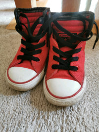 Shoes converse sizes 6 and 9