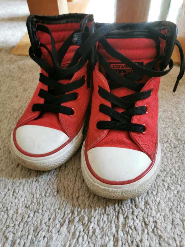Shoes converse sizes 6 and 9 in Clothing - 2T in Mississauga / Peel Region