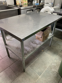 Table de travaille en acier inoxydable 