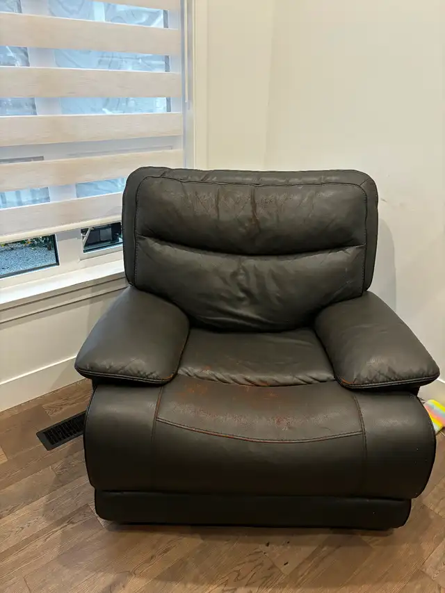 Furniture in Chairs & Recliners in Delta/Surrey/Langley - Image 3