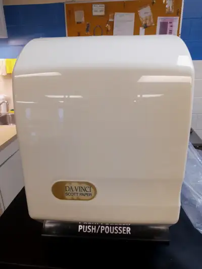 2 Davinci paper towel dispensers new in the box. Two Units for commercial bathroom use. Only one key...