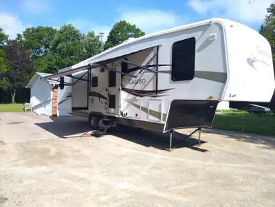 2011 F34SB3 Carriage Cameo Bigfoot Automatic leveling system Ducted A/C Fridge electric/propane Prop...