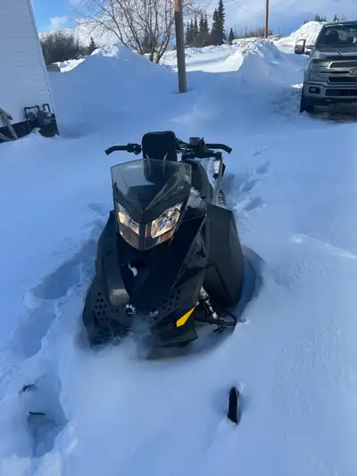 2012 summit 800 1843 mi on it 154 2.5” track Runs and drives good, pulls hard. Has some cosmetic dam...