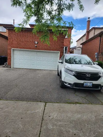 Nice clean spacious room *Utilities are included *Semi furnished *Close to Woodside Mall *Backyard 1...