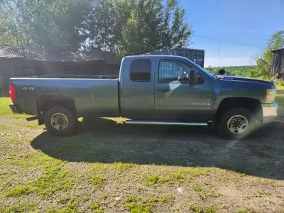 Box is rough has gooseneck hitch runs excellent