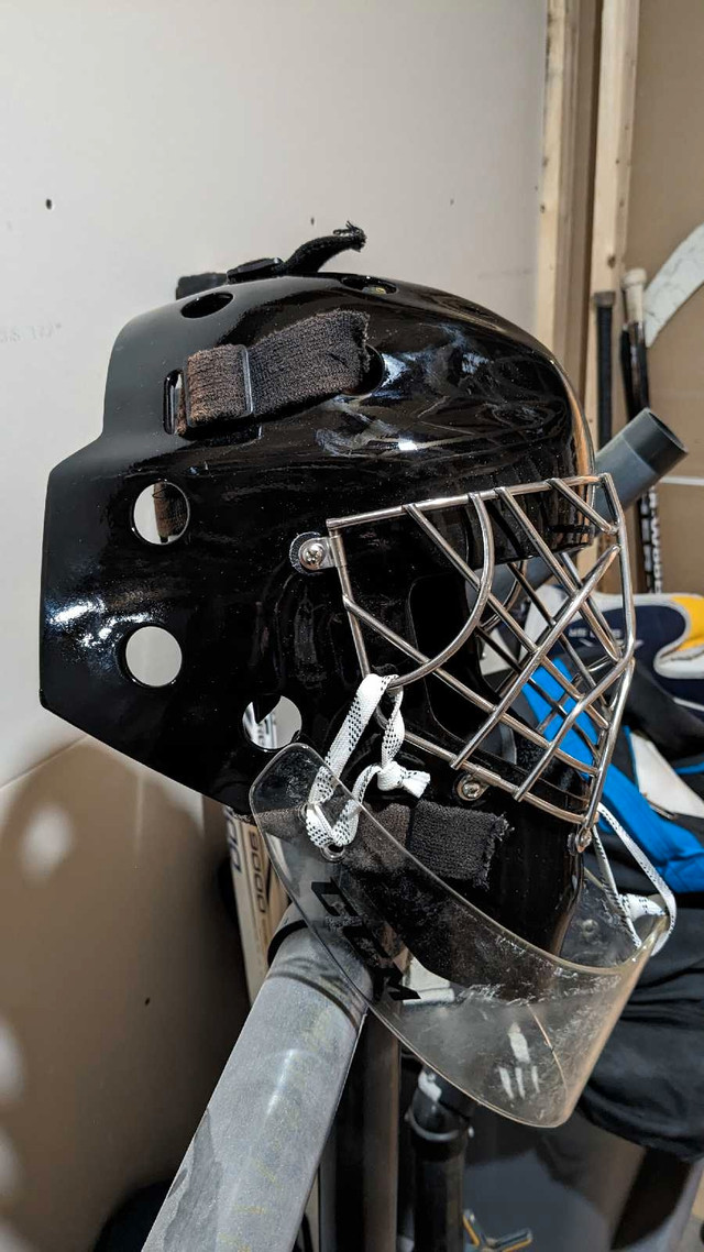 Goalie mask - senior medium in Hockey in Charlottetown - Image 2