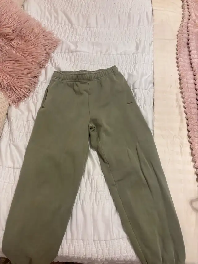 Aritiza sweatpants  in Women's - Bottoms in Markham / York Region - Image 2