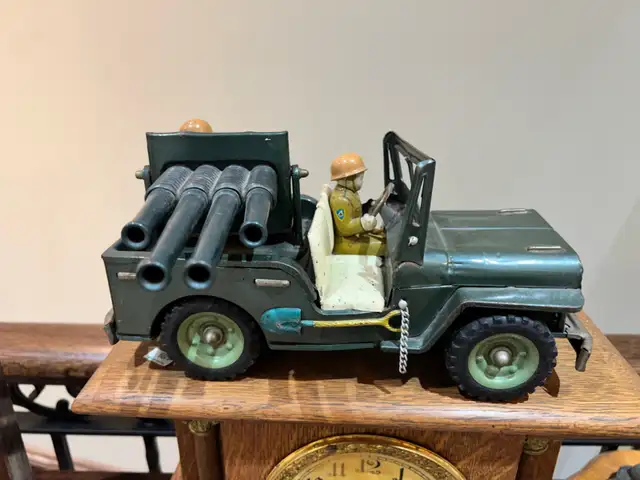 VINTAGE JAPAN LARGE ANTI-AIRCRAFT JEEP TOY DETAILED GREAT COLOUR in Arts & Collectibles in Mississauga / Peel Region - Image 5