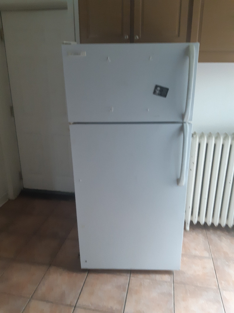 Fridge still works bad drawers but still functions Refrigerators