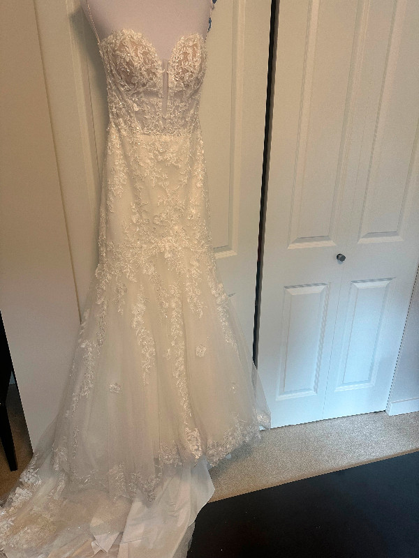 Wedding dress Maggie Soterro Lennon size 6 in Women's - Dresses & Skirts in Tricities/Pitt/Maple - Image 4