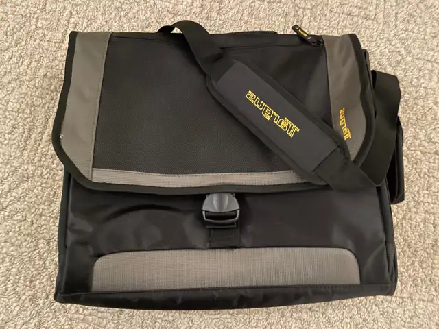 Targus laptop bag  in Laptop Accessories in Kitchener / Waterloo - Image 2