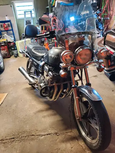 Suzuki Gs 750T 1983, working perfectly it has hot grips new battery new oil and filter . ready to go...