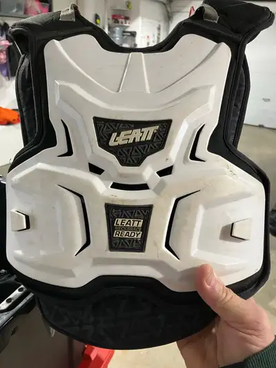 https://motocrossactionmag.com/mxa-team-tested-leatt-body-vest-adventure-lite-junior/