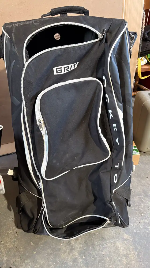 rolling hockey bag in Hockey in Lloydminster - Image 2