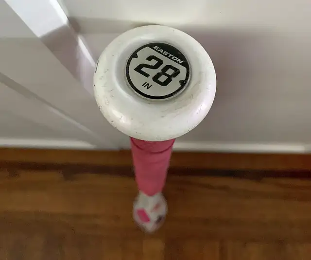 Easton Pink Sapphire 28'' softball bat in Baseball & Softball in Hamilton - Image 6