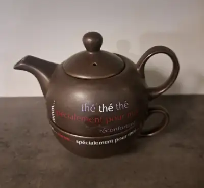 makes tea for one! Teapot approx 4.5" h. Only used once.