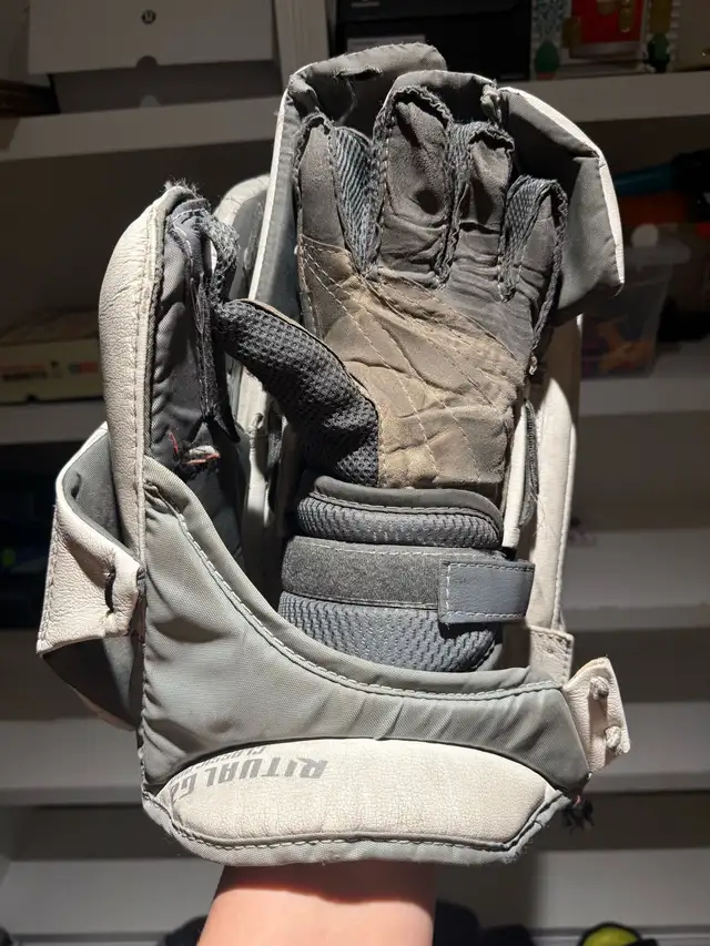 Warrior Ritual G2 Classic Pro Goalie Blocker + Extra XL Palm in Hockey in Oakville / Halton Region - Image 4