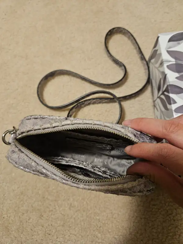 Michael Kors Crossbody Bag Women in Women's - Bags & Wallets in Markham / York Region - Image 5