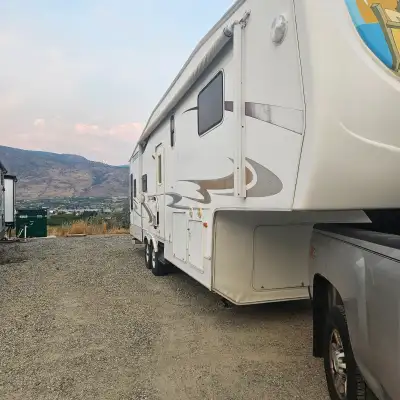 Very spacious 5th wheel trailer, 2x8000lb axles, 3 slide outs, AC, heat, el. fireplace, office, ceil...